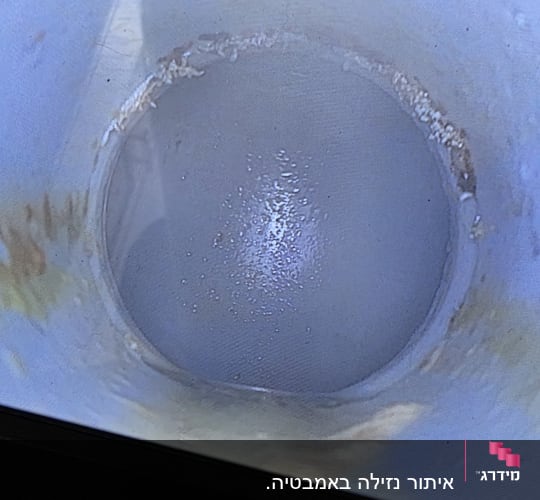 צילום פנים צינור עם לחות וכתמים, כפתורי שליטה.